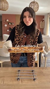 🍝 La meilleure recette de lasagnes, comme chez ma grand-mère italienne ! 🇮🇹 Ces lasagnes ont le goût des souvenirs 🕊 - Ingrédients : 400 g de viande hachée, 200 g de chair à saucisse, Des pâtes à lasagne, 800 g de pulpe de tomate, 1 cas de concentré de tomate, du persil, 1 l de lait, 80 g de maïzena, 40 g de beurre, du gruyère râpé. - Préparation : Faire revenir un oignon dans un peu d’huile. Ajouter la viande et la chair à saucisse, puis faire revenir le tout. Ajouter la pulpe de tomate, le