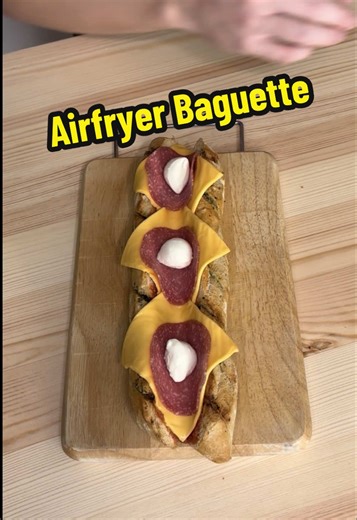 Leckeres Kräuterbaguette Rezept aus dem Airfryer!😍 #rezept #airfryer #heissluftfritteuse Alle Zutaten: -Kräuterbaguette -3 Scheiben Sandwich Käse -50 ml Passierte Tomaten -Salami -Mozzarella Käse Kugeln -Reibe Käse -Knoblauch Gewürz
