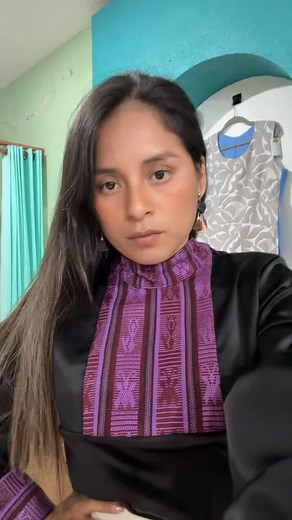 84 reactions · 12 comments | Elegante blusa Satida fina con detalles en telar de cintura de Pinotepa de Don Luis #VisteChulita #lachulita Oaxaqueña #AltaCostura #oaxacachulito #oaxacaentupiel #casadangiaoaxaca #atemporal #9511881590 | Casa Dangiá Oaxaca | Facebook