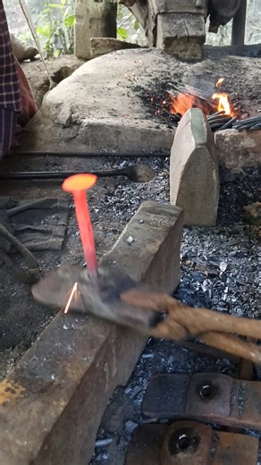 The Art of British Forging: Amazing Skill of a Traditional Blacksmith! ⚒️🔥