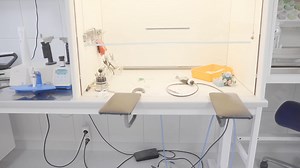 3d-skrivare blir ett allt vanligare inslag inom tandvården. Genom att scanna munhålan slipper patienterna kladdig gegga i munnen och det ger tandteknikerna chans att skriva ut plastmodeller av tänderna istället för att gjuta i gips. Idag är det plastutskrifter som gäller men det går att printa andra material. Något som Folktandvården i Västra Götaland följer med intresse. Tandvårdschef Bent Petersen ser framför sig hur man skulle kunna skriva ut titanplattor under pågående käkkirurgi, något som 