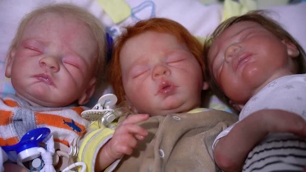 دمى “الرضّع الواقعية” تثير الجدل في البرازيل وتجمع بين الفن والعلاج العاطفي