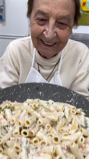 🇮🇹🏴👇🏻 Prima la ricetta in italiano, poi in inglese – leggi sotto! ❤️🐟 Pasta panna e salmone della Nonna Cremosa, delicata e pronta in pochi minuti… quando avete poco tempo fate così 😍 Ingredienti (per 500 g di pasta): Prezzemolo q.b. 500 ml panna da cucina 200 g salmone fresco circa Preparazione: Facciamo un battuto di prezzemolo e lo teniamo da parte. In padella mettiamo un filo d’olio d’oliva e il salmone tagliato a pezzetti. Quando il salmone è cotto aggiungiamo la panna. A questo punt