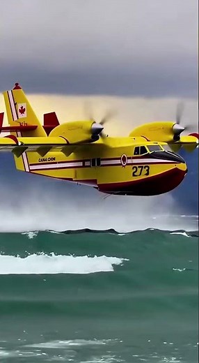 CL-415 Pulls Off Insane Water Collection Maneuver