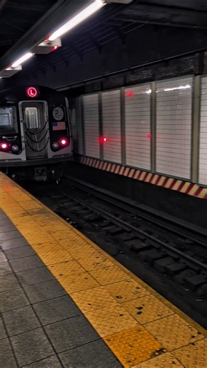 NYCS: #R143 on the L @ Union Sq #mta #youtubeshorts #nycsubway #Manhattan #underground #winter