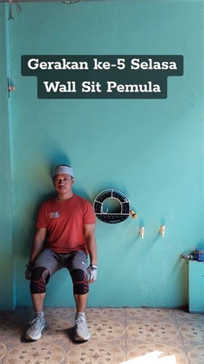 Wall Sit adalah latihan isometrik untuk melatih paha depan, paha belakang, glutes, dan core. Berdiri bersandar pada dinding, lalu turunkan badan seperti posisi duduk. Pastikan punggung menempel dinding, lutut membentuk sudut aman, dan berat badan seimbang. Fokus bernapas tenang dan tahan posisi sesuai kemampuan. Set & Durasi (Pemula): • 3 set • 20–30 detik tahan • Istirahat 30–45 detik antar set 👉 Jika belum kuat, naikkan posisi sedikit (tidak terlalu rendah). #LatihanPemula #WallSit #KuatTanpa