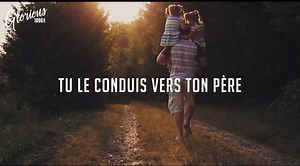 Tu viens relever le faible Tu le prends dans tes bras Tu le conduis vers ton père Qui le console ici-bas | Glorious