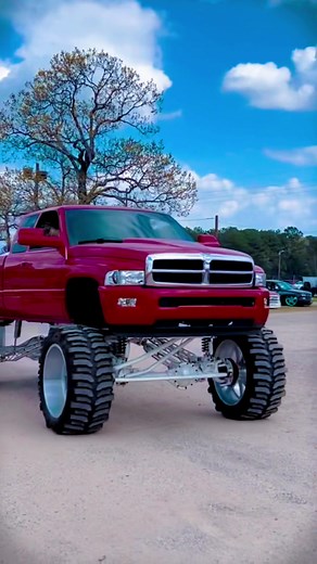 Squatted Truck Showcase at Lonestar Throwdown
