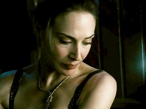 悬疑电影《在屋顶上流浪》