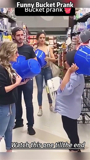 Placing buckets on strangers heads prank... Wait for it!😱😂#houseonth #fyp #prank #funny #xyzbca