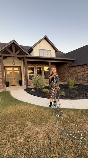 Me: can’t figure out Christmas lights. Also me: making homeownership before the holidays look easy. ((BONUS!)) Get under contract by year-end & the pros will handle the lights this time But in all seriousness, this gorgeous home is ready to welcome a new family for some holiday cheer! DM me for more details 2008 Carrie Ct | Weatherford 76088 | Peaster ISD Jennifer Holland Briggs Freeman Sothebys 940.859.6540 | Jennifer Holland at Sotheby’s International Realty