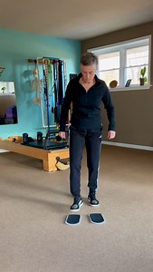 I honestly wasn’t planning on staying on the sliders. But once I started playing around and adding some twisting I was having too much fun to stop. 💫 That’s the thing with furniture sliders. If they can move furniture, they can move us. They’re ultra fun, yes. But they’re also sneaky-good for hip mobility, knee and ankle stability, and they give my lower body what I can only describe as a really good rinse. 🚿 Nothing is fixed on sliders. Every shift is being evaluated. 🧠 That means my brain a
