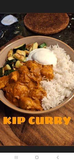 KIP CURRY 🐔🍛 | Recept 👇 Curry wordt over de hele wereld gegeten en er zijn ontelbaar veel lekkere recepten voor. Één daarvan is deze kipcurry met malse blokjes kip en een heerlijk romige, goed gekruide saus. Daar blijf je van eten! Recept kip curry 🌟 9,0 ⏰️ 1 uur 🍛 2 personen Ingrediënten: - 300 gram kipfilet - peper, zout en paprikapoeder - 3 eetlepels (zonnebloem)olie - 1 ui - 2 tenen knoflook - 1 rode peper - stukje gember van ongeveer 3 centimeter - 1 blik (400 gram) tomatenblokjes - 15