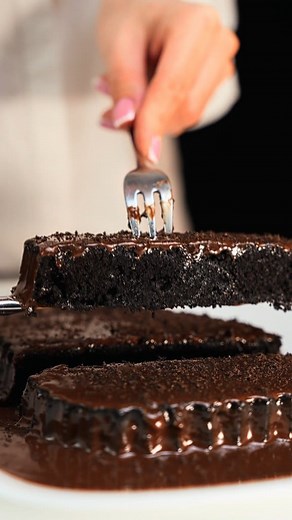 Quick 3-Ingredient Oreo Cake – Ready in Minutes! ⚡🍪 This ultra-soft, rich and chocolatey Oreo cake is made with only three simple ingredients! 🙌 Ingredients: • 28 Oreo cookies • 250 ml milk • 1 tsp baking powder Crush the Oreos into a fine powder, mix with milk, add baking powder — and your batter is ready for the oven. The perfect quick and creamy dessert you can make in no time! 🤎 Tip: A warm ganache made from heavy cream and dark chocolate adds a glossy finish and extra flavor. ✨🍫 #oreo #