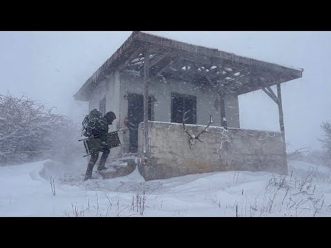 Cold Winter Night in an Abandoned Hunters Cabin - ASMR CAMPİNG