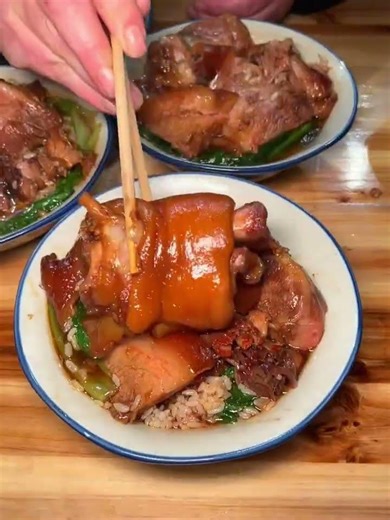 Indulge in a Scrumptious Pig Foot Rice for a Late-Night Treat