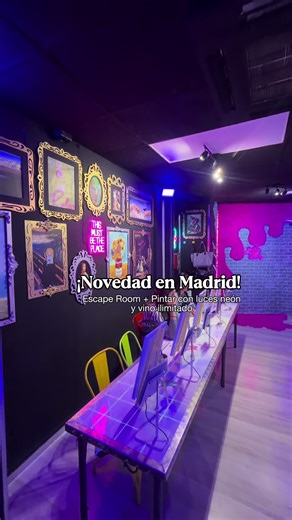 ¿Buscas un plan diferente en Madrid? El otro día hice uno que es nuevo y súper original: un Escape Room pintura fluorescente con vino ilimitado 💥 Me han dado un Descuento por Black Friday de un 15% durante los días 28 y 29! Tenéis que aprovechar! El código que tenéis que meter es BLACKEXP15 Primero empiezas con el escape Room donde tienes que descifrar la contraseña para liberar tu vino luego pasas a una sala de neón donde pintas un cuadro con pinturas fluorescentes. Puedes elegir qué pintar o 