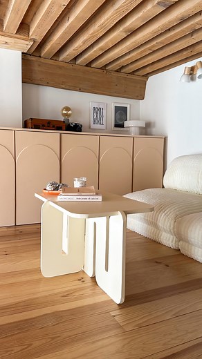 DIY • TABLE BASSE 🫨 Et de 3 ! Troisième table basse à mon actif en 1 an 😂 Mais j’aime trop en faire, ce sont des meubles faciles à créer avec des possibilités infinies 🤭 Je suis resté sobre sur la couleur, toujours dans l’idée d’avoir un espace cocon, tout doux ! Avec le tapis damier en dessous je pense que ce sera canon (rendez-vous en story quand je l’aurais reçu 😉) Alors c’est validé ? Vous aimez ? 🫶🏼 Maintenant faut relever les manches pour le coin bureau 🤔 #diy #diyprojects #deco #di