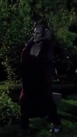 Spike aide Giles pour une transformation comique !