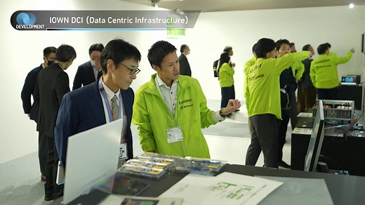📢【NTT R&Dフォーラム2024｜昨年のハイライトを動画で振り返り！】 今年も開催が迫るNTT R&Dフォーラム。今回から、昨年の展示・プレゼンの様子を振り返るシリーズをスタートします🎥✨ 第1回は、昨年のフォーラムで大きな注目を集めた「IOWN APN（All-Photonics Network）」の展示の様子を動画でご紹介！ 👀 昨年のフォーラムをおさらい✍ • メタバースで国境を越えるリアルタイム交流 APNによる高速・低遅延通信を活かし、台湾のユーザと仮想空間上でリアルタイムにコミュニケーション。距離を感じさせない滑らかな体験が実現しました。 • リモートプロダクションの新境地 従来の現地撮影・編集スタイルから一歩進み、APNを通じてスタジオに映像をリアルタイム伝送。遠隔編集を可能にすることで、制作の即時性と柔軟性が飛躍的に向上しました。 🏟️ この技術、実は大阪・関西万博でも使われたんです！ 万博会場のサテライトスタジオとデータセンターをIOWNで接続し、複数の放送局が共同でリモート制作環境を活用する取り組みが展開されました。 • 光波長の最適化設計技術 通信の安