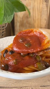 PASTA ALLA MARINARA i svolto il pranzo 😍 con questi! Ma la domanda è: secondo te ci stanno bene i pici? 🫣 Ingredienti per 2 160 g pici o linguine o altro formato 300 ml passata di pomodoro Olive taggiasche denocciolate Capperi sotto sale 1 spicchio di aglio Olio evo | Studenti ai fornelli di Ivana Ester Marra