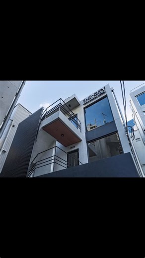 AP STUDIO (ARCHITECTURE PRODUCE STUDIO ) on Instagram: "神宮前に計画した、RC壁式構造によるテナントビルプロジェクト。 APSTUDIOが設計から施工まで一貫して手がけた建築です。 限られた都市空間の中で、過度な装飾に頼らず、 シンプルでありながら印象に残るファサードデザインを重視。 街並みに静かに溶け込みつつ、テナントビルとしての視認性と存在感を両立させています。 また、リーシングのしやすさを重要なテーマとし、 無駄のない構造計画と柔軟な区画構成により、 多様な業種に対応できる汎用性の高い建物としました。 構造にはRC-Z工法を採用。 品質と耐久性を確保しながらも、施工コストを抑えることで、 相場と比較して高いコストパフォーマンスを実現しています。 デザイン性・合理性・事業性。 そのすべてをバランスさせることが、APSTUDIOの建築プロデュースです。 #apstudio #建築 #古ビル再生 #建築デザイン #テナントビル"