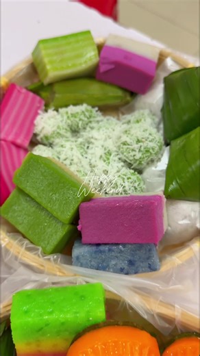 新年也有做Delivery ‼️赶紧预定🥳🇲🇾#马来西亚美食‼️ #NYONYAKUIH , #娘惹餐, bubuchacha,asam laksa, nasi lemak,娘惹小金杯 等等😍 📌也有catering ‼️5 am早上起就有送货了到晚上😍 也有nasi lemak , mee siam , curry puff , mini sandwich , popiah 🎪 🚗 (delivery whole Selangor & KL & Seremban ) For quick access, WhatsApp for full menu 及下单🥳✅ wa.me/60143957529 wa.me/60143957529 wa.me/60143957529 【娘惹糕】作为马来西亚最具代表性的食物之一 🌟 不用去到马六甲就能吃到啦～娘惹传统美食就隐藏在沙登里‼🤩😱 ✅也有娘惹新年套餐/新年饼 /也有娘惹premiumAAA凤梨酥 ✅也有娘惹catering （炒饭炒米粉nasi lemak, mee siam 咖喱等等都有） ✅也有娘惹糕拼盘（很适合pa