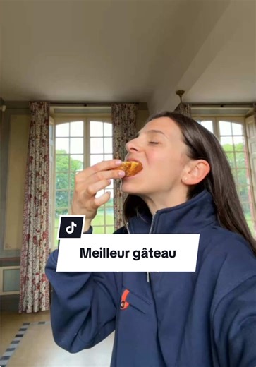 Les choses les plus simples sont les meilleures 🌻❤️ Le gâteau le plus simple de la terre: Ingrédients: * 1 pot de yaourt (nature ou aromatisé). Ici 120g de skyr. * 1 pot de sucre * 2,5 pots de farine * 0,5 pot d’huile neutre * 3 gros œufs ou 4 petits * 1 c. à café de vanille en poudre (ou fleur d’oranger, arôme d’amande…) * 1 sachet de levure chimique * 1 sachet de sucre vanillé * Un peu de beurre pour le moule Préparation 1. Préchauffez le four à 180°C. 2. Dans un saladier, mélangez le yaourt 