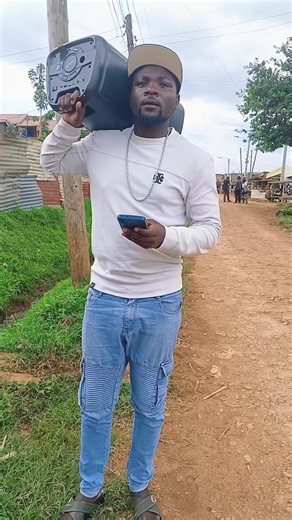 nikama huyu ndo mzee chande ananipiga mbona