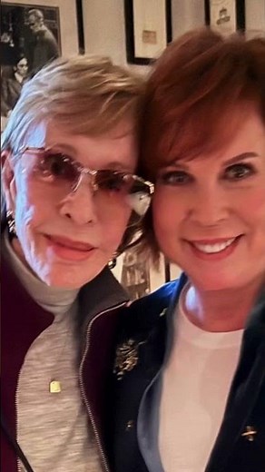 Carol Burnett reunites with former costar Vicki Lawrence !