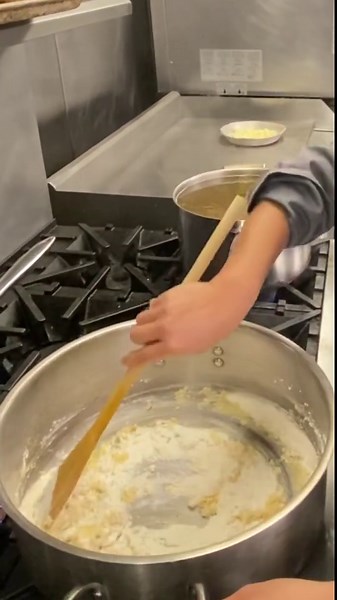 How To Make Perfectly Smooth And Flavorful Gravy