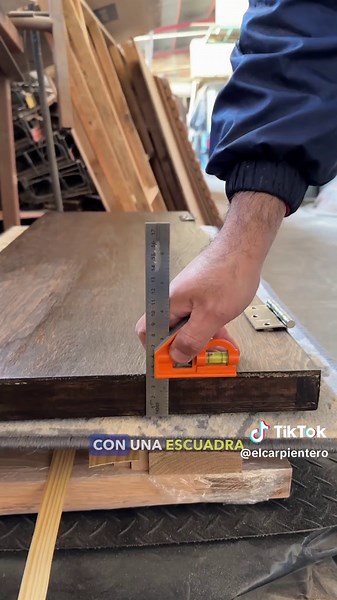 Colocando el marco para la puerta, es importante los detalle de atornillado para no perforar 2 veces, primero atornillamos una pierna y después de poner la puerta atornillamos la segunda pierna del marco #elcarpientero #marcoparapuerta #marcodepuertas #batienteparapuerta