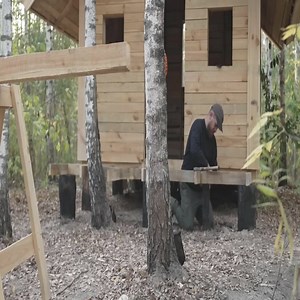winter is coming! finish construction log cabin before the first snow | ALACIP Joven/Jovem