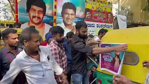 Nanu adhu mathu saroja movie promotion with our kings Auto Drivers ❤🔥 #Dec30 #films #kannadacinema | Akhila Karnataka Loose Maadha Yogesh Abhimanigala Sanga - R