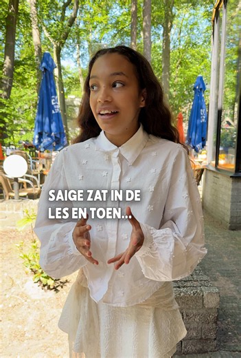Saige werd overvallen in haar economieles 😮‍💨 De hele overval zien? Check de linkjes in onze bio 🧡 #jsf #jrsongfestival #juniorsongfestival #avrotros #surprise