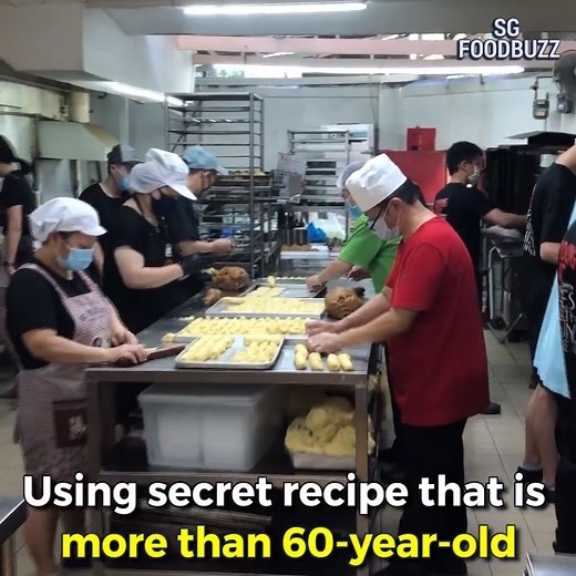 This traditional Tau Sar Piah was established since 1948! 😱 | SG FoodBuzz