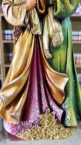 Sagrada Familia 👨‍👩‍👦❤Paso a Paso: Paso a Paso 1. Como primer paso, vamos a pulir nuestra pieza con ayuda de una lija #320, la idea es eliminar grumos o defectos que se encuentren en la pieza. 2. Aplicamos como base acrílico color marrón yogui, esto lo hacemos sobre toda la pieza. Dejamos secar muy bien. 3. Aplicamos de forma directa nuestro metálico color verde navidad sobre el vestido de san José, aplicamos metálico color bronce sobre el vestido de la virgen maría, en el vestido interno de 