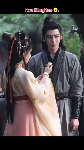 ㊗️Hou MingHao gave Aimee a flower 🌼.#houming_hao