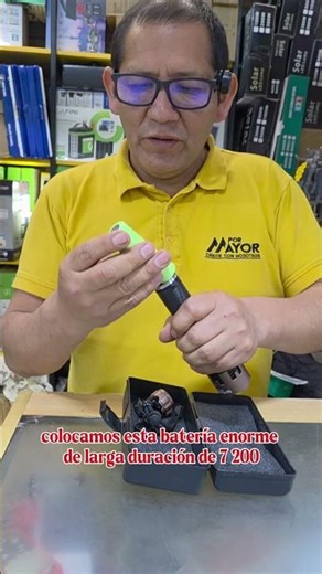 Linterna con 3 luces de colores azul, ámbar y blanca