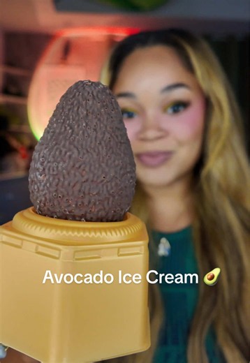 trying Tu Cha’s new Avocado Ice Cream bar 🥑 #mukbang #tucha #asianicecream #viraldessert #beautifuldesserts