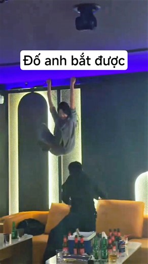 Chơi trò trốn tìm cùng đồng nghiệp