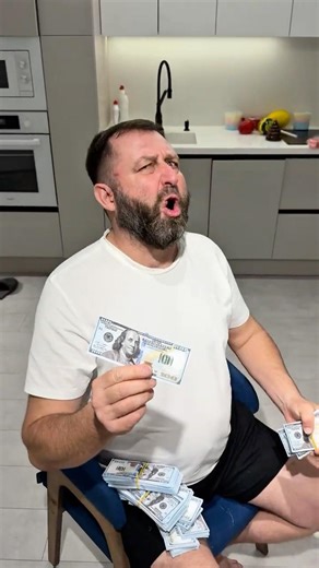 Press a dollar 💵💰 Oh, it doesn’t work 😡😱Press