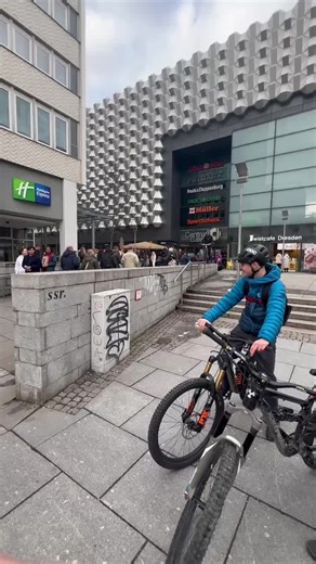 1,50m flat aber keine Drops springen✌️ #fy #fyp #Bike #viral #yt @🌲Erik_on_yt🌲 @Lucas-on-Cube @alexfreeride_ @YT Industries 🤘 @Sascha.on.Scrub @joscha.knth @044.elias @nukeproof_anton @Oskar_on_Capra