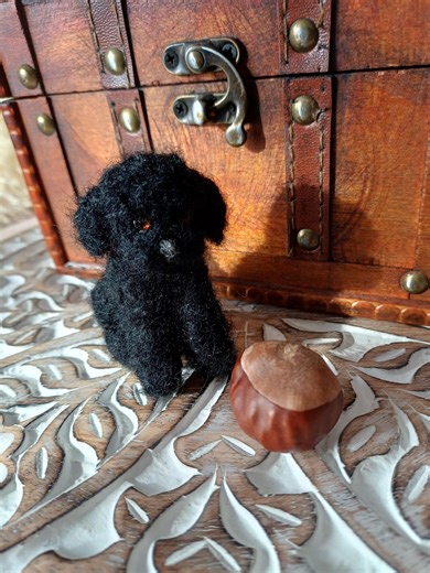 Miniature cockapoo noir, chien en laine feutrée à l'aiguille, chiot pelucheux assis, figurine caniche noir, cadeau pour amoureux des chiens OOAK - Etsy France