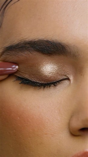 Meet Sidecar: our first-ever wet-to-dry formula in the Naked Original Eyeshadow Palette! 💦✨ This rose gold beauty brings a multidimensional, wet-like shine that’s pure metallic magic. Shop #UDNaked at Ulta Beauty! | Urban Decay Cosmetics