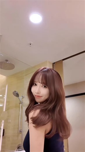 三上悠亜 Yua Mikami on Instagram: "hair set🎀 @misshelly.official から この季節にもぴったりなアイテムが 12/19から新登場💞 このアイテムも入った holiday setも発売します🎁♡ 🆕 エアリールミナススプレー🪄 スタイリングの最後にスプレーするだけで、 うるおいのベールを纏ったような さらさらでつやめくヘアに導きます💁‍♀️✨ 🎀 feautures -特徴- 乾燥やダメージ、静電気でごわつく髪もしっとりまとまり、 毛先までなめらかな指通りをキープ。 UV ケア成分を配合し、気になる紫外線ダメージからも髪を守ります。 🎀 fragrance -こだわりの新しい香り- 爽やかで透明感のあるシトラスの香りが、艶やかな白い花々の フローラルブーケに包まれる、 繊細で華やかなフローラル・アンバー調の香り💐 トップ/ ユーカリ、オレンジ、グレープフルーツ ミドル/ ジャスミン、ミュゲ、マ