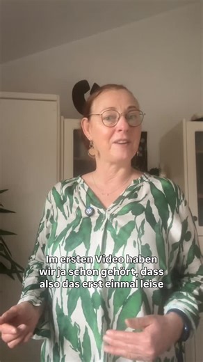 Michaela Engels on Instagram: "📚 Lesen – Tipp Nr. 2 Heute gibt’s den zweiten Tipp aus meiner kleinen Lese-Miniserie – und ja … es wird ein kleines bisschen ungewöhnlich 😄 Eine Mini-Übung vor dem Lesen, die auf den ersten Blick simpel wirkt, aber einen erstaunlichen Unterschied machen kann. Mehr verrate ich noch nicht 🤫 🎥 Schau dir das Video an und sag mir danach gern: Hättest du das erwartet? Und würdest du es mit deinem Kind ausprobieren? 👇 Ich bin gespannt auf eure Gedanken in den Komment