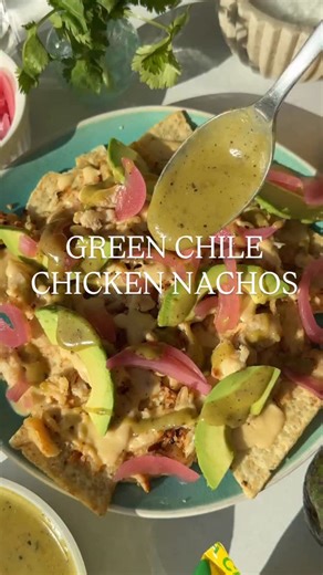 Nachos for dinner? Absolutely. These Green Chile Chicken Nachos have 27g of protein per plate, and just one dish to wash. 🧀💅 Comment “chicken nachos” for the full recipe! | Hungryroot