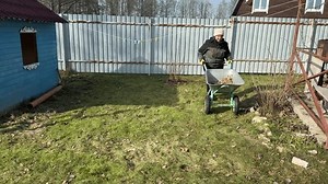 在自家后院花园里工作的有园艺工具的老年妇女 库存影片视频（100% 免版税）3796738631 | Shutterstock