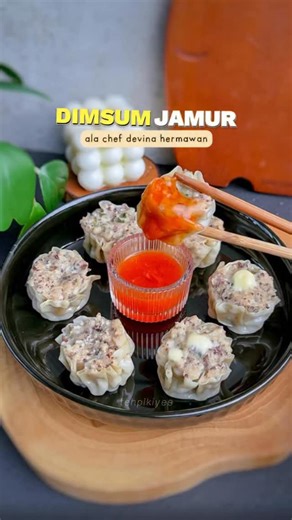 Mrs. Pikiya 🍒 Cooking on Instagram: "Ngerecook dimsum jamur ayam nya chef devina hermawan versi glutten free nya. Coba bikin sedikit dulu & langsung cocok rasanya 👌🏻 pokonya diet friendly & anak2 juga doyan ini mah ✨ #dimsum #jamur #resepmudah #reels #cemilan #menudiet #gluttenfree #idebekal #fyp"
